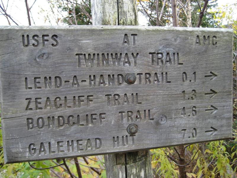 IMG_0661.JPG - We followed the Twinway trail from the hut to the cliff.
